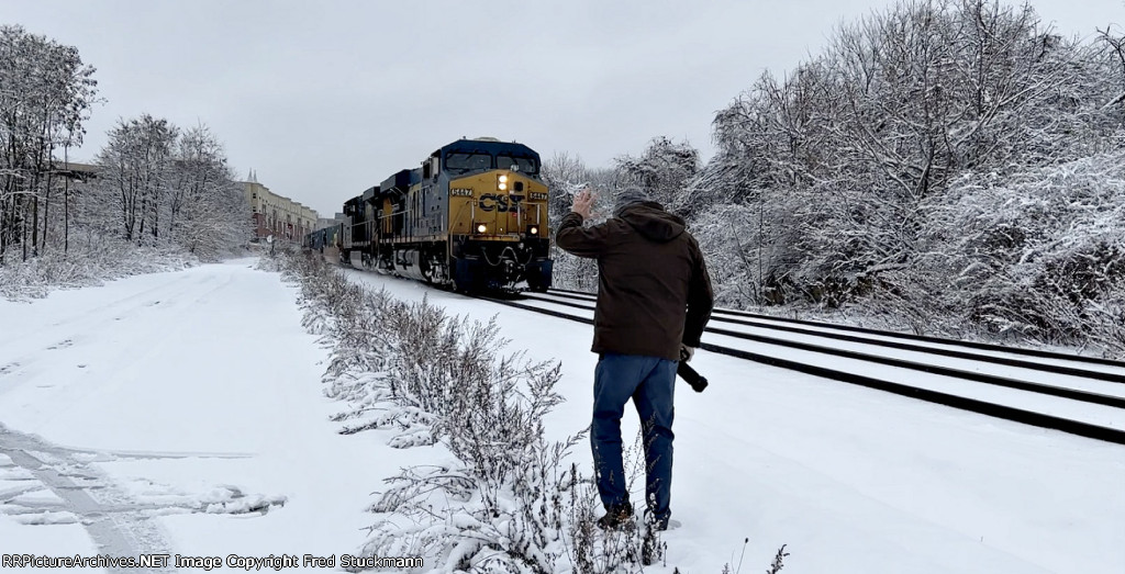 CSX 5447 happens by with I137.